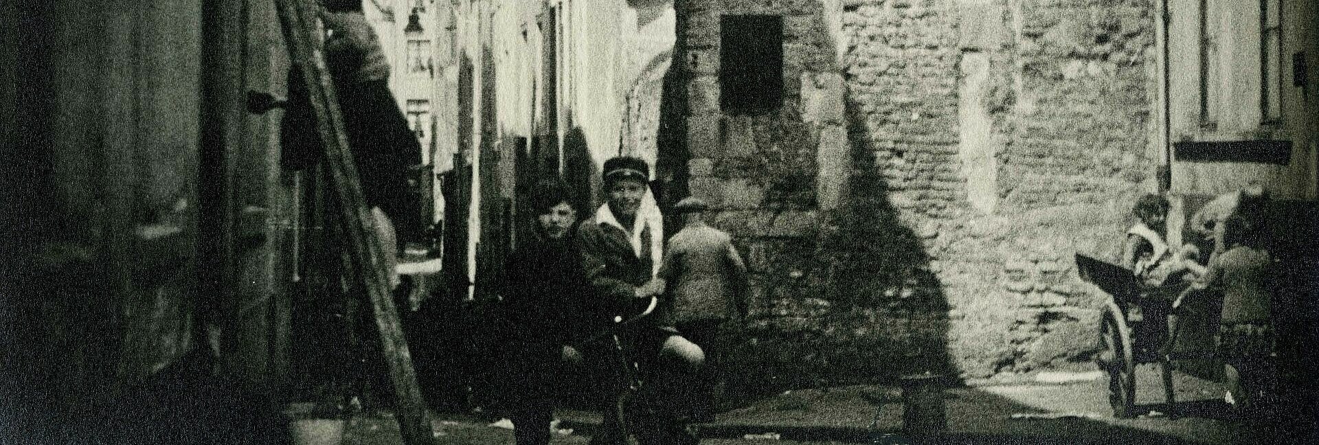 Historisches Foto von Kindern zwischen Häusern in der Kölner Innenstadt