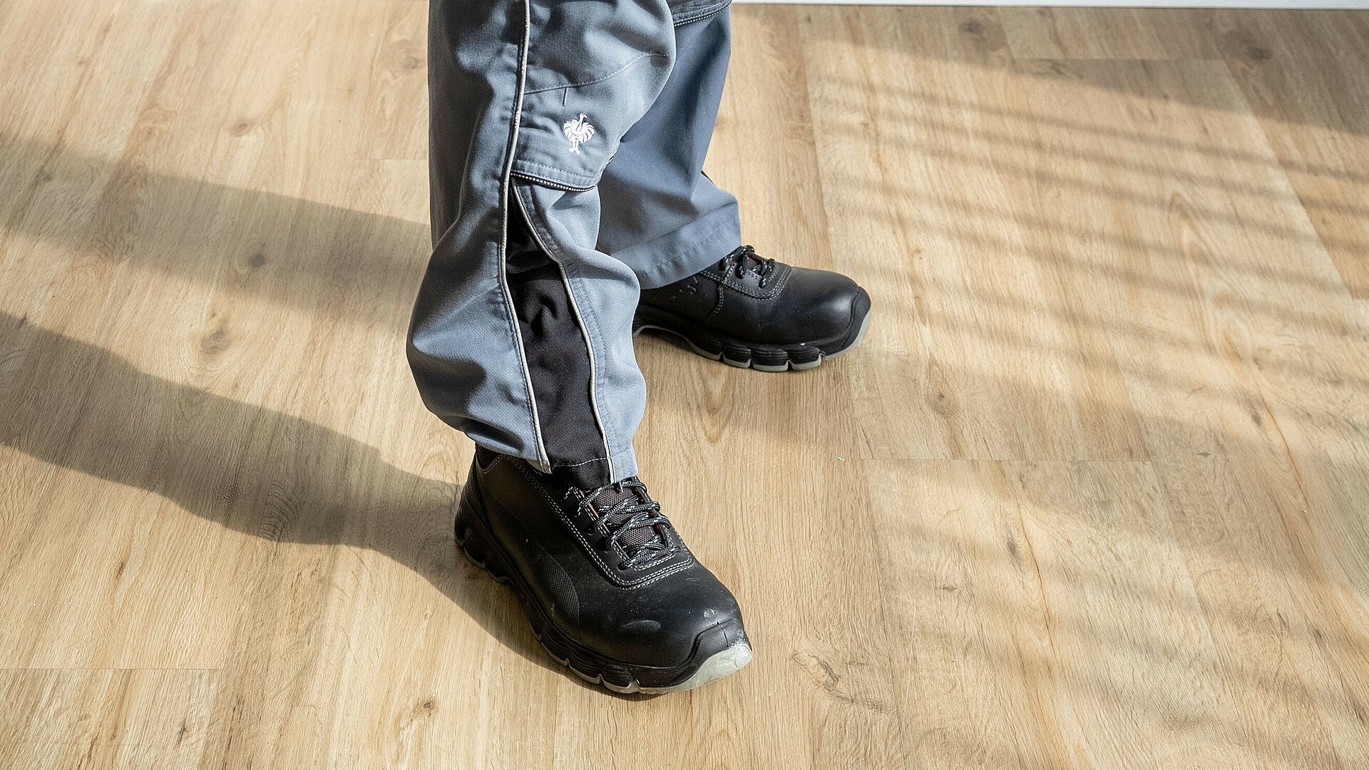 GAG-Hausmeister Justin Dresens zeigt geeignete Schuhe zum Heimwerkern