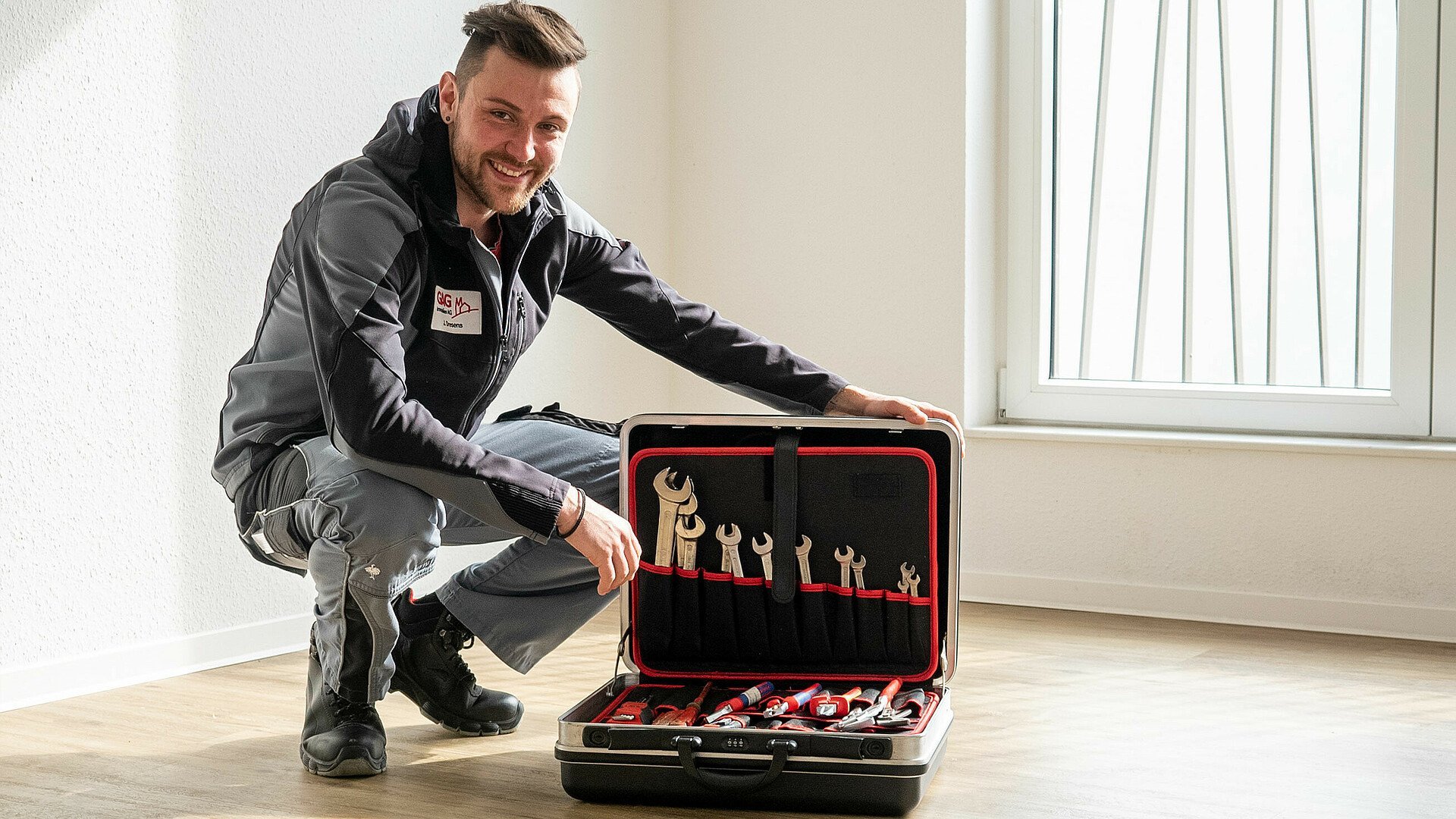 GAG-Hausmeister Justin Dresens präsentiert seine Grundausstattung an Werkzeug