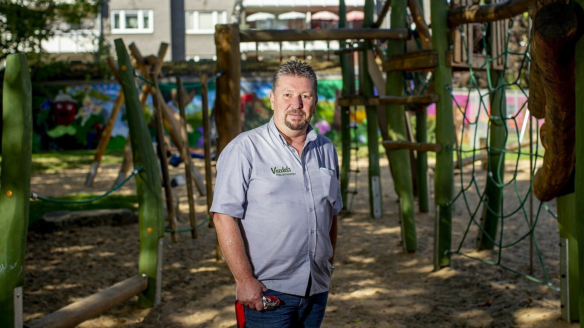 Der Veedelshausmeister auf dem renovierten Spielplatz in Kalk-Nord