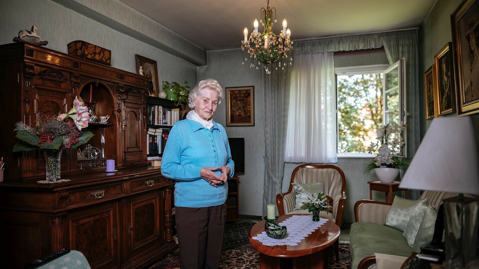 GAG-Mieterin in ihrem Wohnzimmer in der Rosenhofsiedlung in Bickendorf