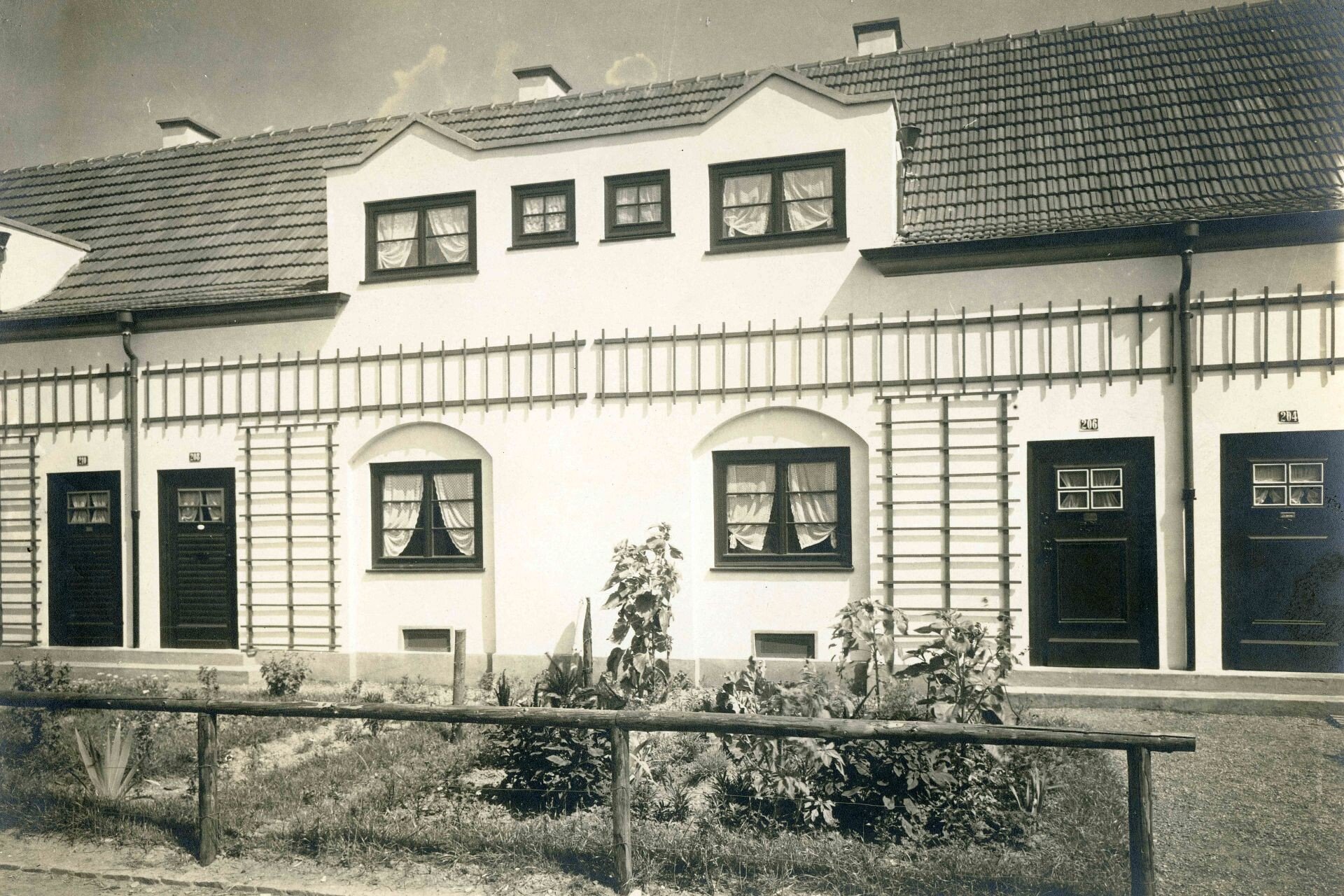 Historisches Foto von Rankgittern an den Häusern der Nibelungensiedlung in Mauenheim