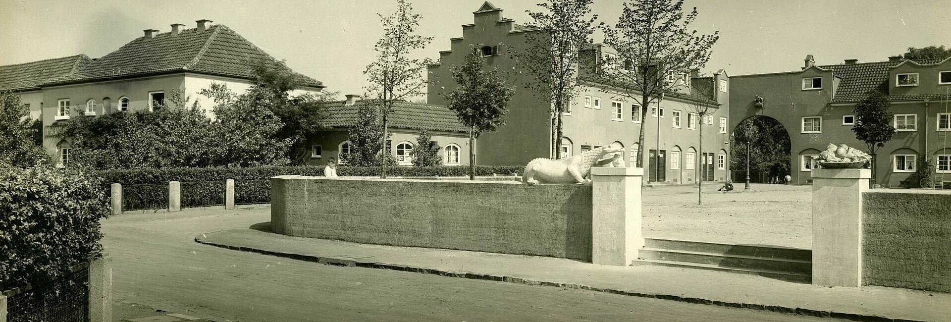 Historisches Foto der Nibelungensiedlung mit Zementfiguren aus der Nibelungensage