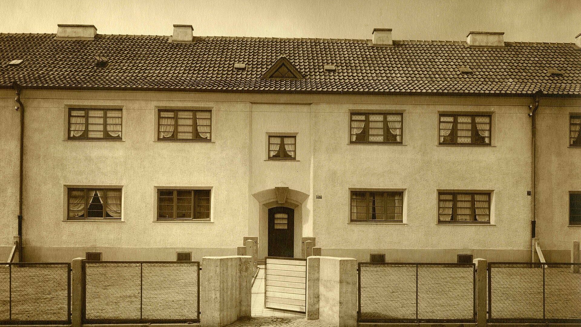 Historisches Foto von den Fenstern eines Hauses der Nibelungensiedlung in Mauenheim