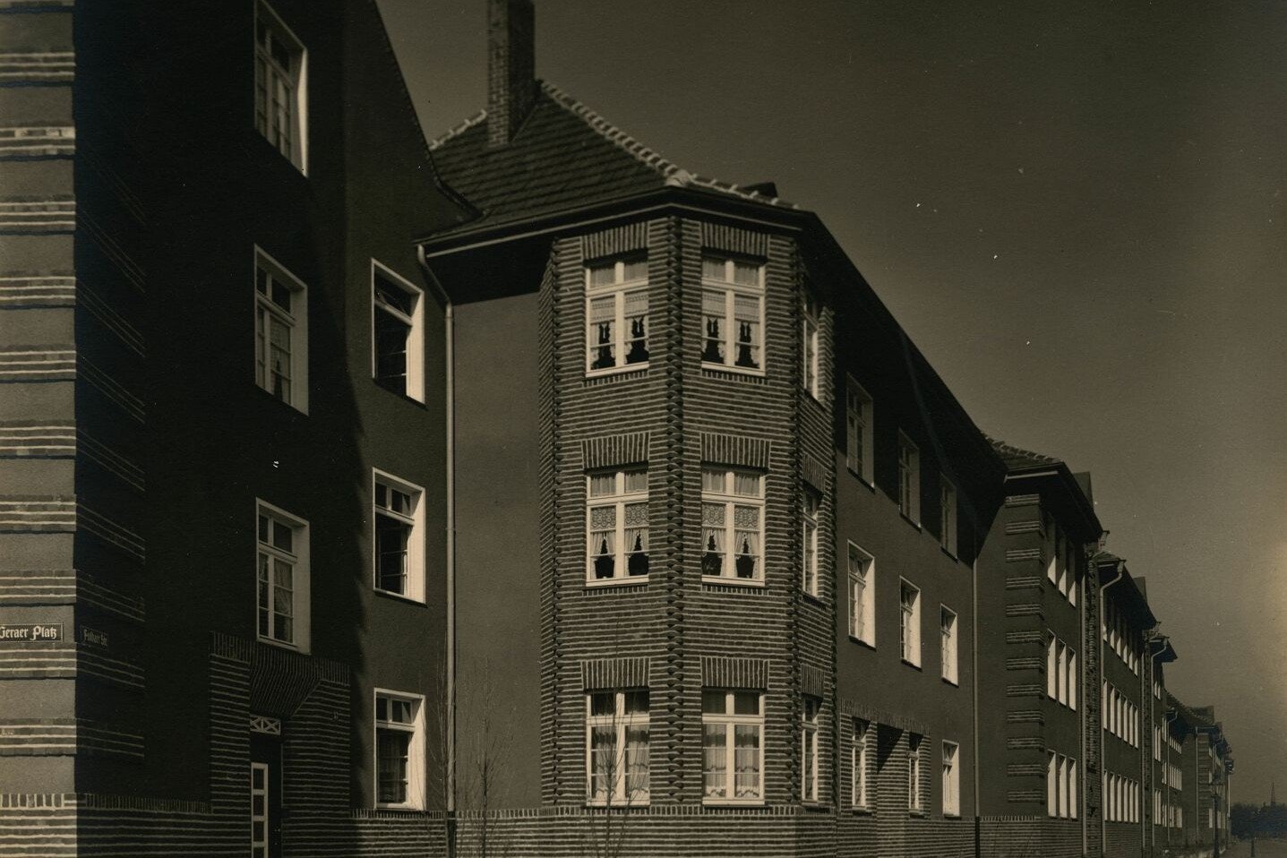 Historisches Foto von Erkern in der Germaniasiedlung in Höhenberg am Geraer Platz