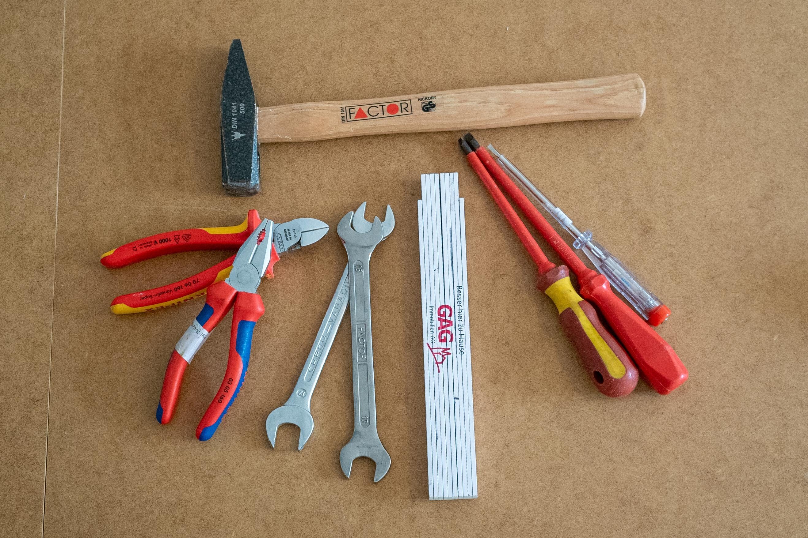 Hammer, Zange, Zollstock, Schraubendreher und Co. für Werkzeug-Grundausstattung
