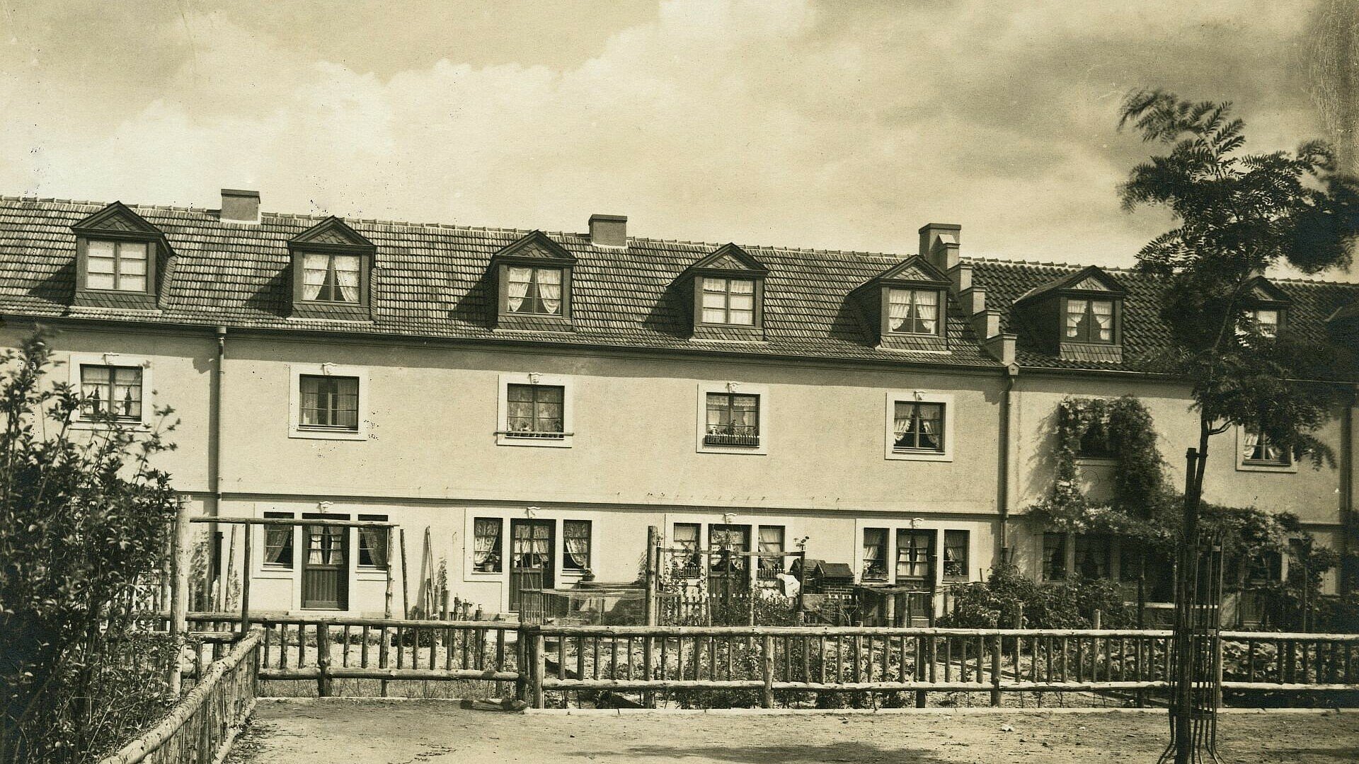 Historisches Foto einer Häuserreihe der Siedlung Bickendorf I in Bickendorf 