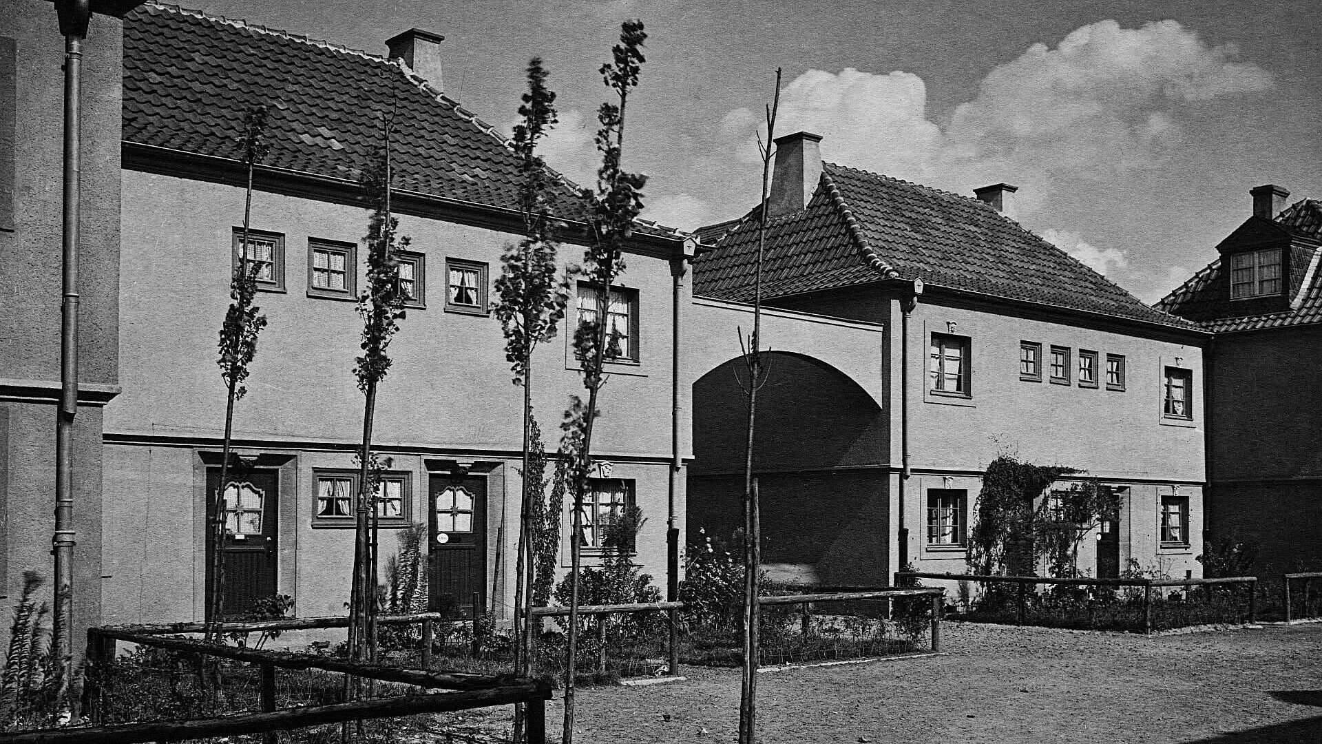 Historisches Foto von Häusern mit Vorgärten in der Siedlung Bickendorf I in Bickendorf