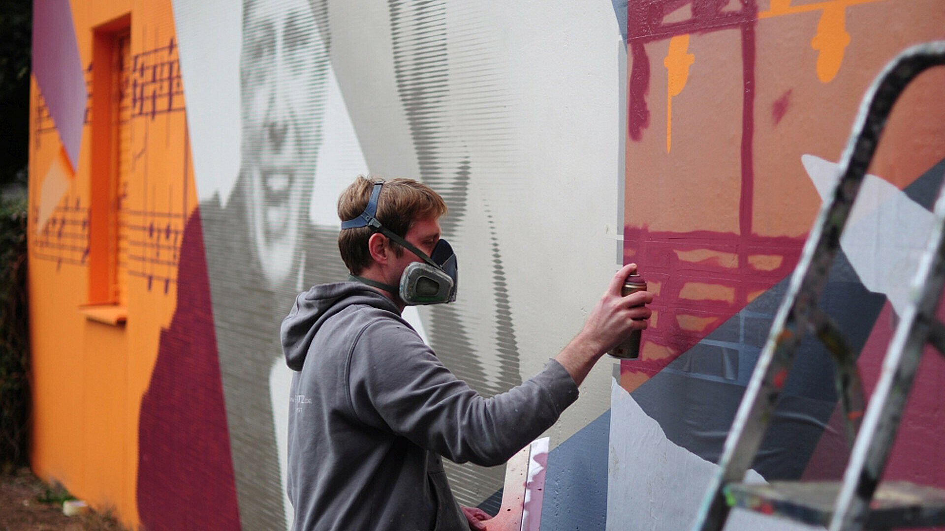 Künstler beim Sprühen des Murals in der Südstadt