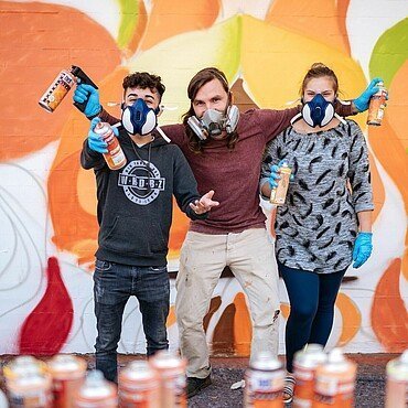 Künstler Matthias Furch und Jugendliche vom Jugendzentrum Fzwei in Niehl mit Spraydosen