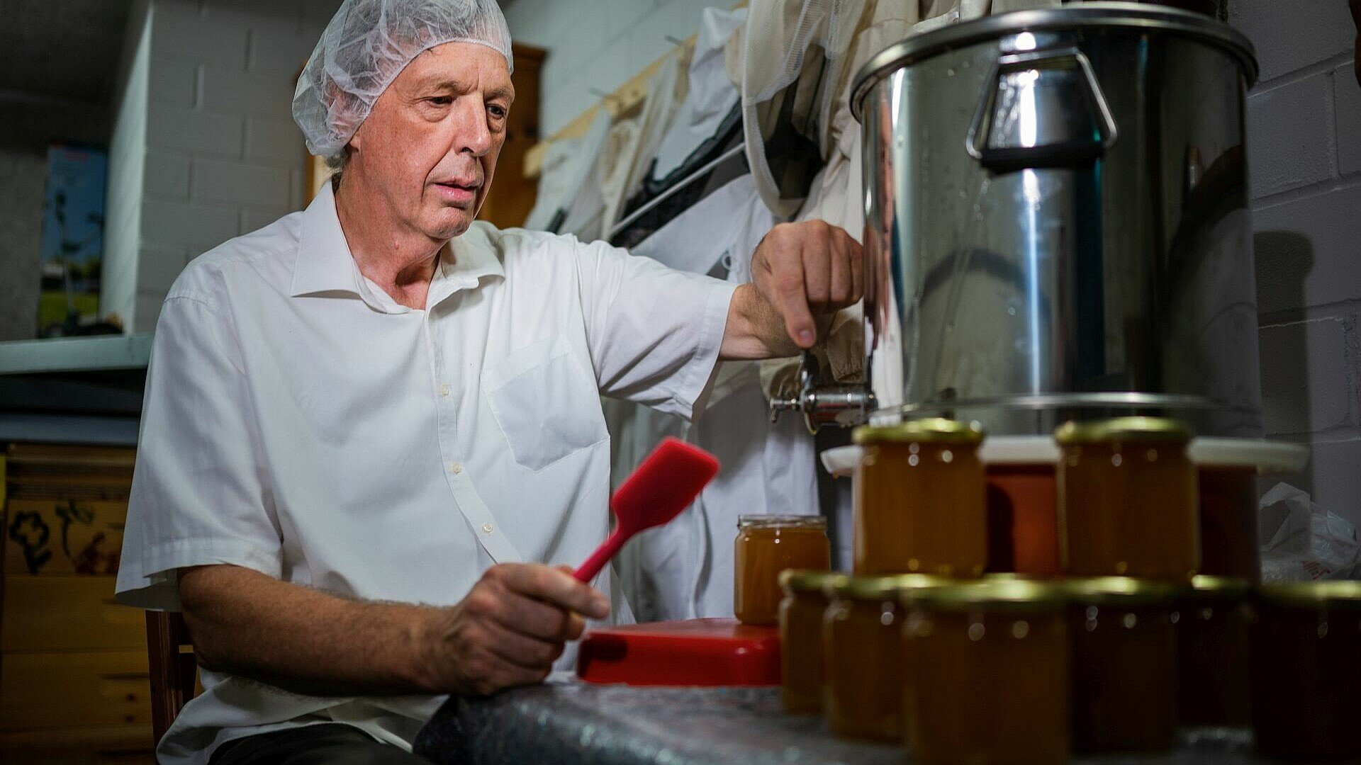 Jens Bössen füllt den Honig aus den Bienenstöcken im Waldbadviertel in Gläser ab