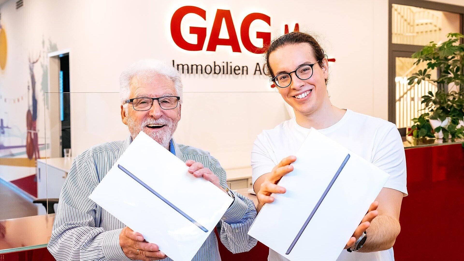 Die glücklichen Gewinner mit den iPads