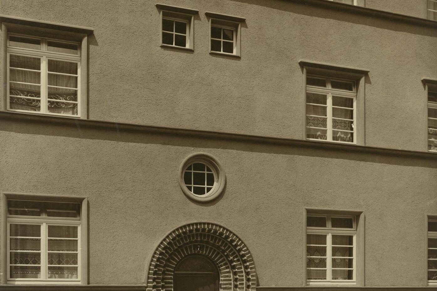 Historisches Foto von den rundbogenförmigen Türen in der Germaniasiedlung in Höhenberg