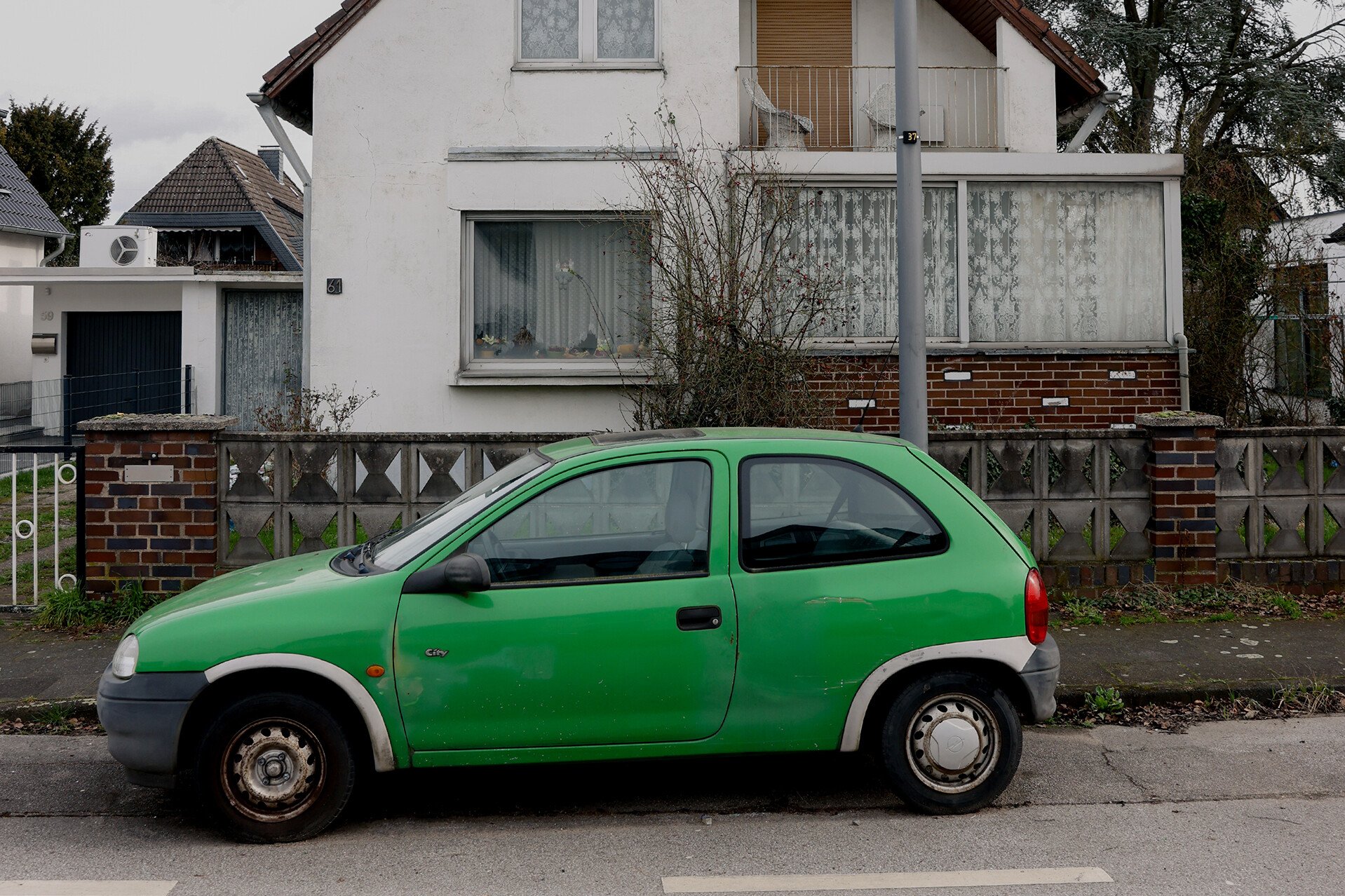 Parkendes Auto vor einem Haus in Köln-Esch