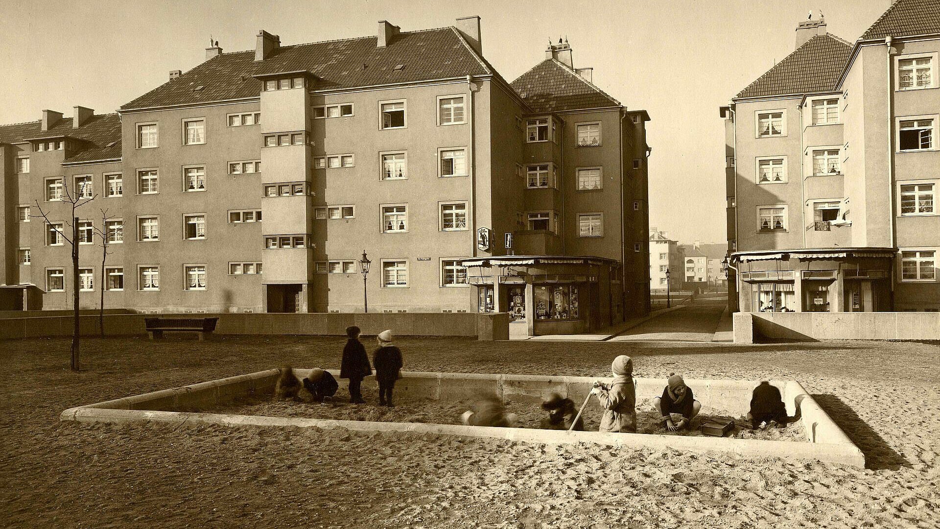 Historisches Foto vom Sandkasten in der Rosenhofsiedlung in Bickendorf