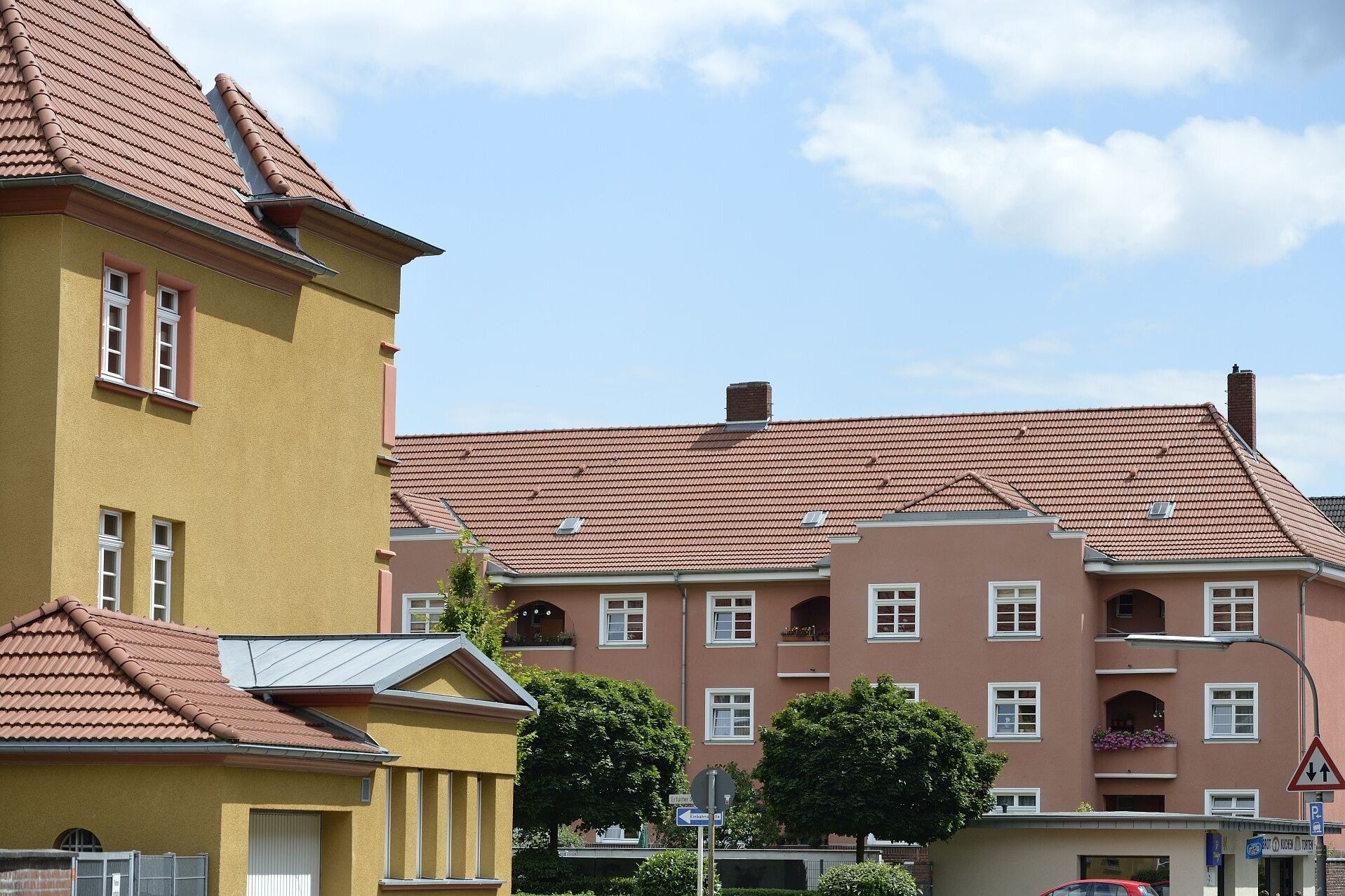 Modernisierte Häuser mit unterschiedlichen Fassaden in der Germaniasiedlung in Höhenberg