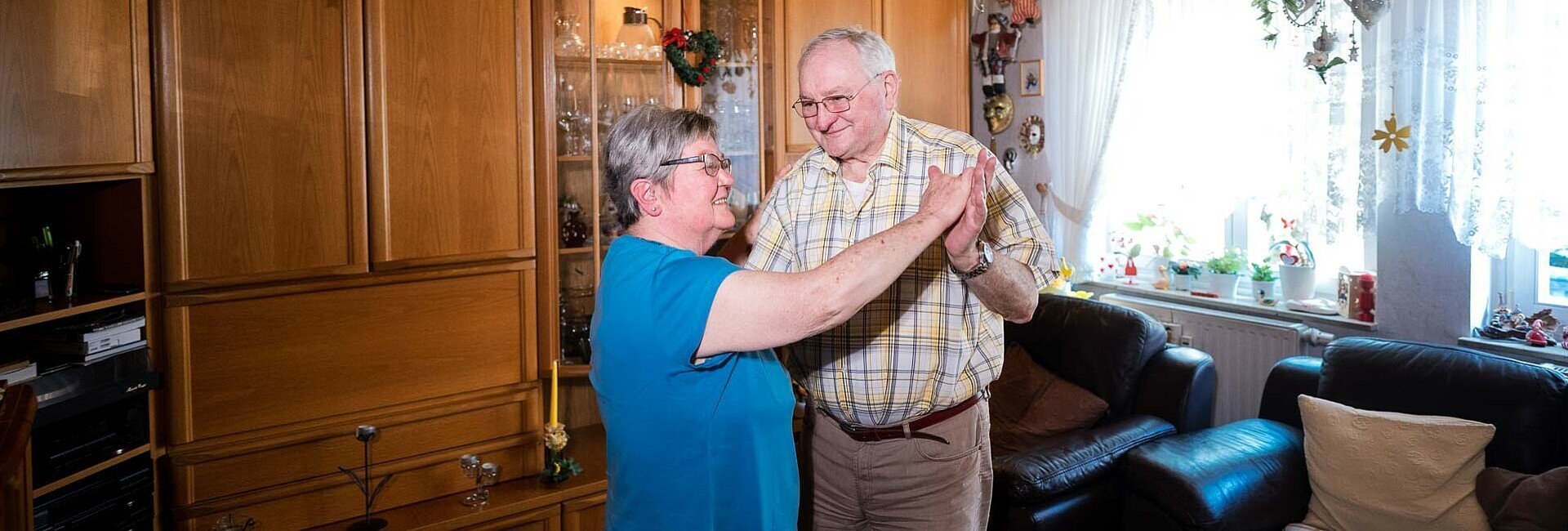 Ehepaar Neubert machen einige Tanzschritte in ihrem Wohnzimmer in der Germaniasiedlung in Höhenberg