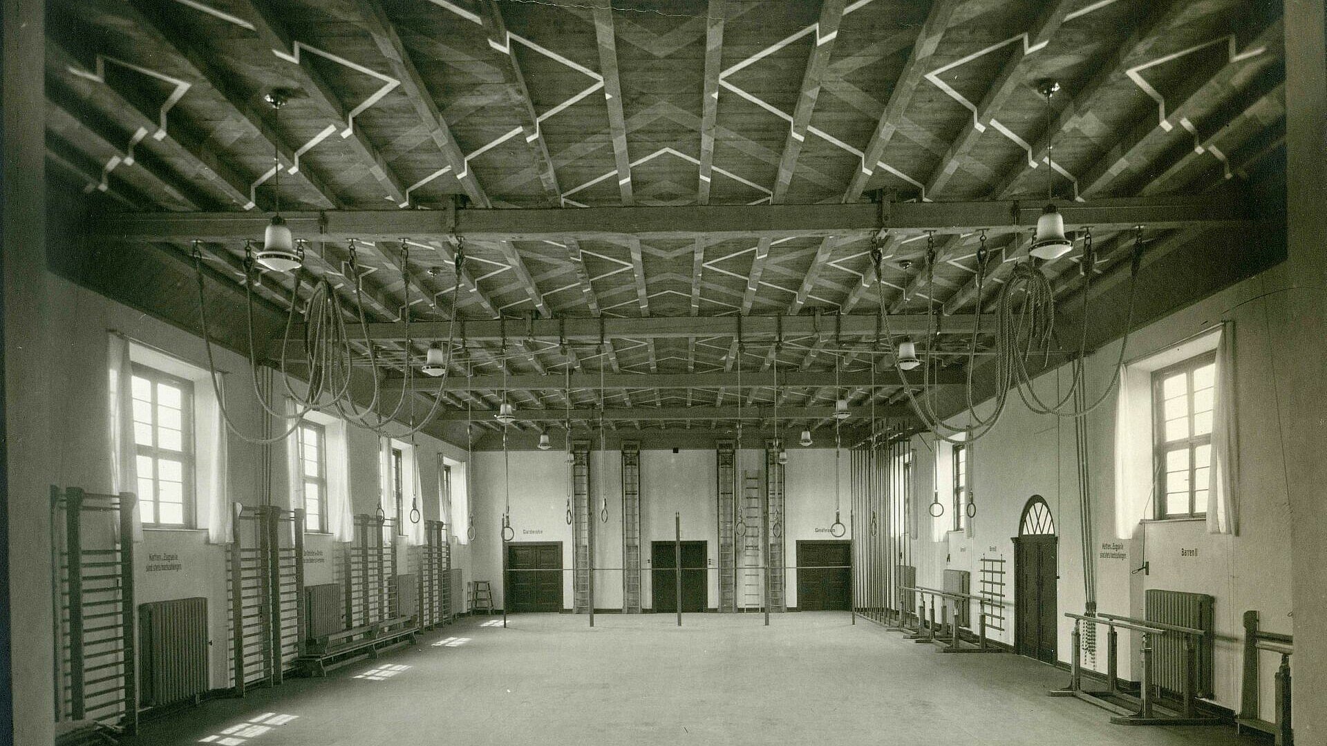 Historisches Foto der alten Turnhalle der Grundschule in Mauenheim
