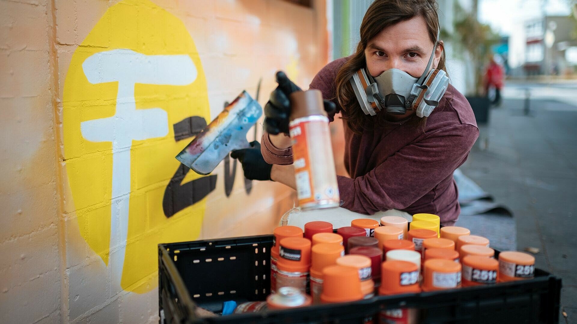 Künstler Matthias Furch sprüht das Logo des Jugendzentrums auf die Wand